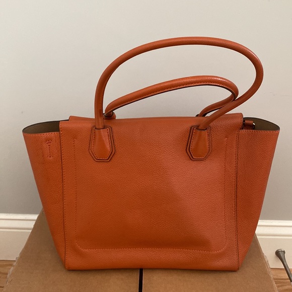Used-No tag No Box-Michael Kors handbag
Very good condition
Orange, Leather - Picture 2 of 11